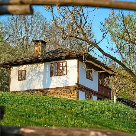 Feriehus Authentic House With Stunning Mountain View - Karashka Apriltsi (Lovech)