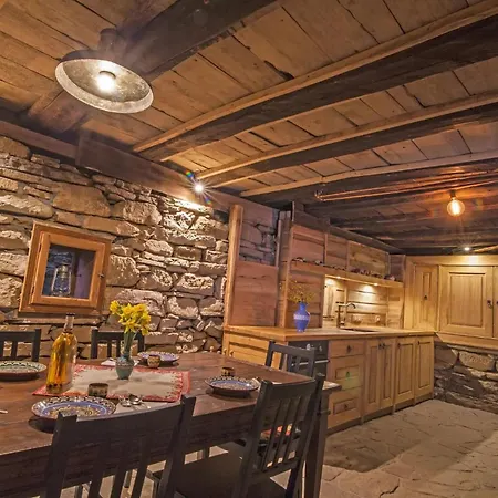 Authentic House With Stunning Mountain View - Karashka *