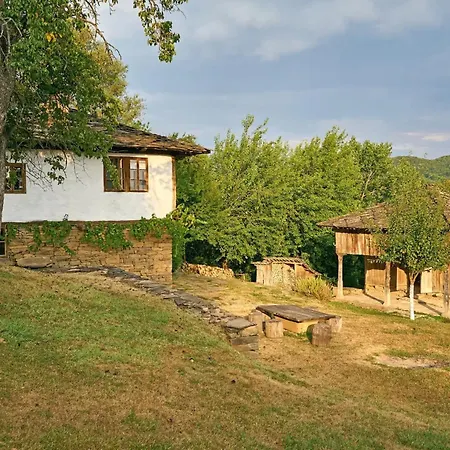 Ваканционна къща Authentic House With Stunning Mountain View - Karashka *