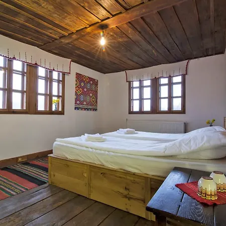 Feriehus Authentic House With Stunning Mountain View - Karashka Apriltsi (Lovech)