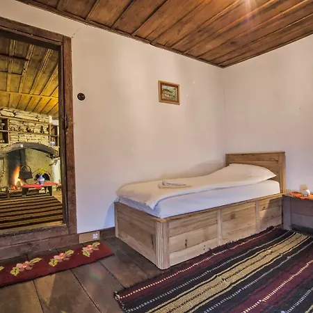 Authentic House With Stunning Mountain View - Karashka