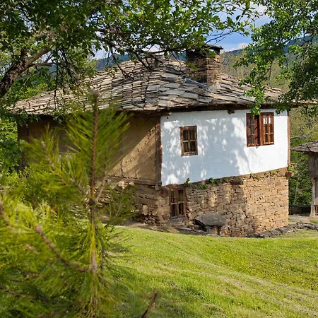 Authentic House With Stunning Mountain View - Karashka Ваканционна къща *